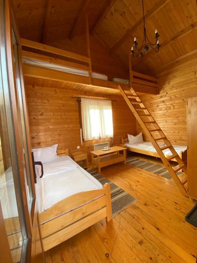 Gyopar Wooden Houses Izvoare  Exterior photo